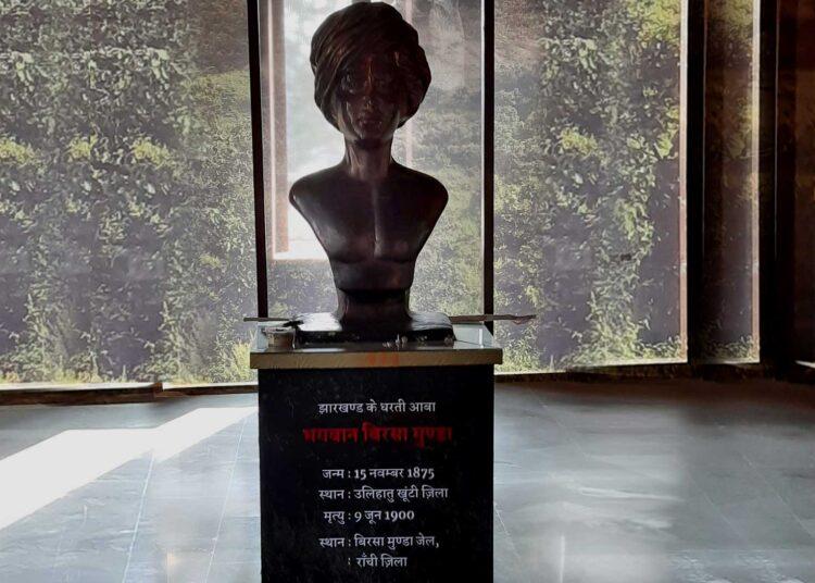 बिरसा मुंडा की प्रतिमा बिरसा मुंडा संग्रहालय के अंदर