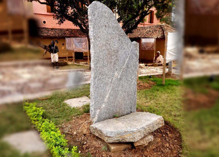 संग्रहालय के पार्क में पत्थलगड़ी की परंपरा को भी दर्शाया गया है
(सभी फोटो: सुधीर कुमार मिश्रा)