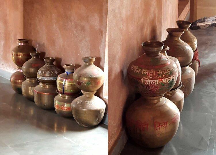 रांची जेल के इसी कमरे में बिरसा मुंडा को कैद कर रखा था। यहाँ झारखंड के विभिन्न जिलों से लाई गई पवित्र मिट्टी कलशों में रखी हुई है