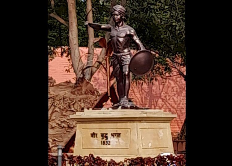 Freedom fighter Veer Budhu Bhagat waged guerrilla warfare against the British. He also led the Larka and Kol Movement against them