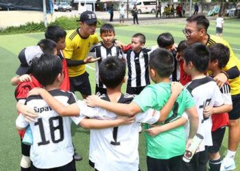 Moklan Namchoom (in cap) with his wards