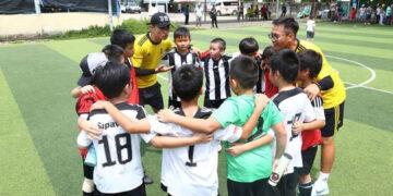 Moklan Namchoom (in cap) with his wards