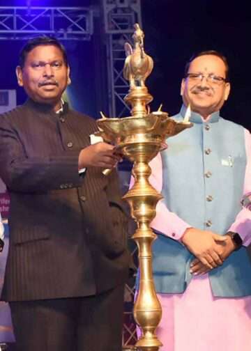 Union Minister for Tribal Affairs Arjun Munda lighting the lamp at the closing ceremony of AadiMahotsav at Dilli Haat