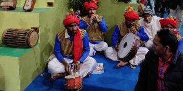 आदिवासी लोक गीतों को नए सुर दे रहा है बस्तर बैंड