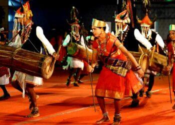 आदिवासी लोक गीतों को नए सुर दे रहा है बस्तर बैंड