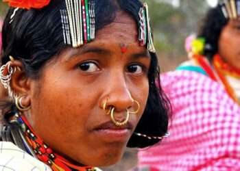 और यूं बोल उठती हैं पेड़ों की सूखी जड़ें