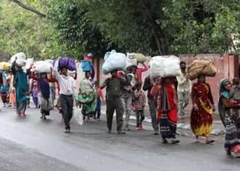 कोरोना महामारी की पहली लहर में लॉकडाउन के डर से शहरों से पलायन करते लोग