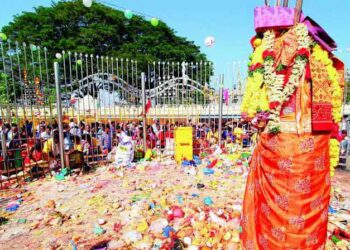 Worshippers making their offerings to the mother-daughter Goddesses Sammakka-Saralamma