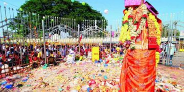 Worshippers making their offerings to the mother-daughter Goddesses Sammakka-Saralamma