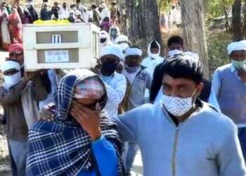 हितेंद्र गरासिया के पार्थिव शरीर को अंतिम संस्कार के लिए ले जाते हुए