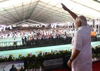 The Indian Tribal Gujarat News | Prime Minister Narendra Modi waving at the gathering in the Gujarat Gaurav Abhiyan rally
