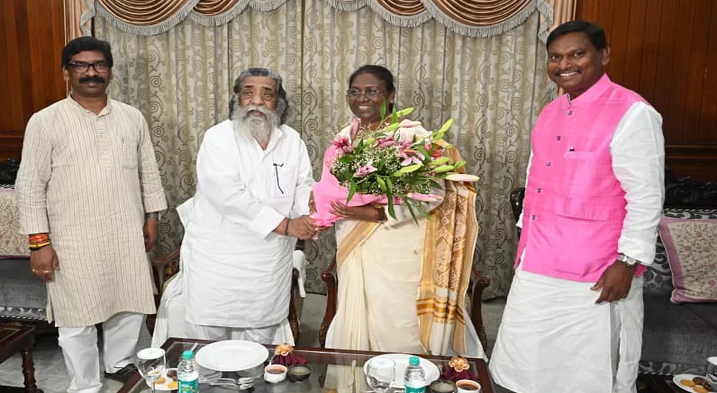 President Droupadi Murmu, The Indian Tribal News , India News Politics President Elections 2022, NDA's presidential candidate Draupadi Murmu meeting JMM supremo Shibu Soren and Jharkhand Chief Minister Hemant Soren while canvassing support for her candidature in Ranchi recently. Also seen is Union Tribal Affairs Minister Arjun Munda