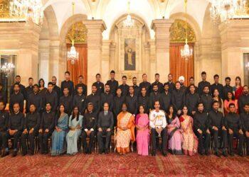 President Droupadi Murmu with IAS officers of 2020 batch