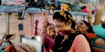 The Indian Tribal News | Co-passengers shower flowers on Salge Hansda