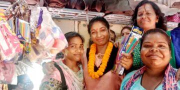 The Indian Tribal News | Salge hansda (in garland) with co- passengers in women compartment