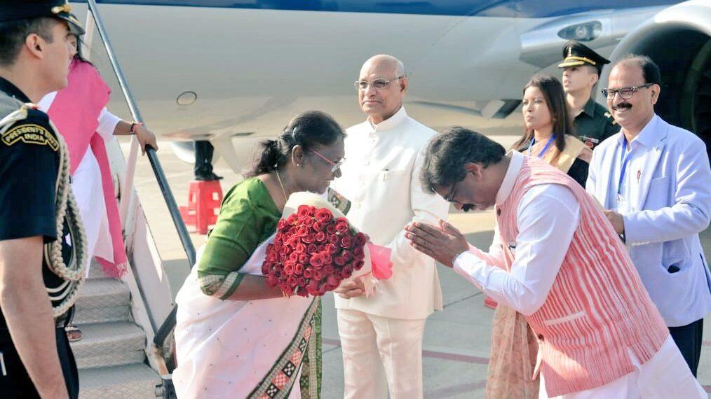 Jharkhand Governor Ramesh Bais And Chief Minister Hemant Soren Receiving President Droupadi Murmu At Birsa Munda Airport In Ranchi