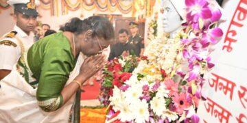 President Droupadi Murmu Paid Floral Tributes To Tribal Icon Birsa Munda At His Birthplace, Ulihatu