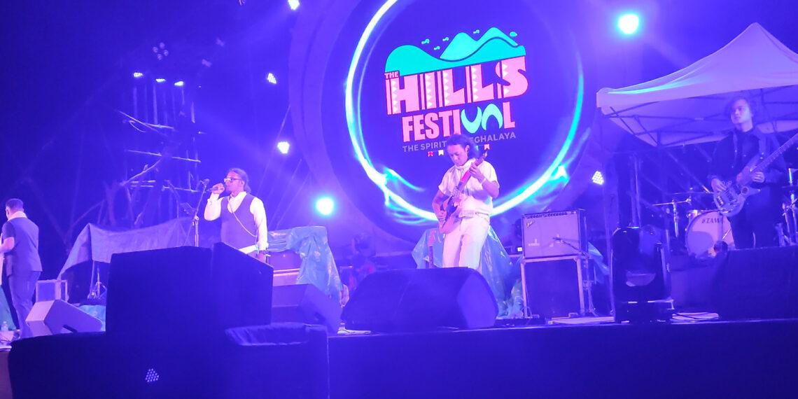 दा मिनोट बैंड परफॉर्म करते हुए