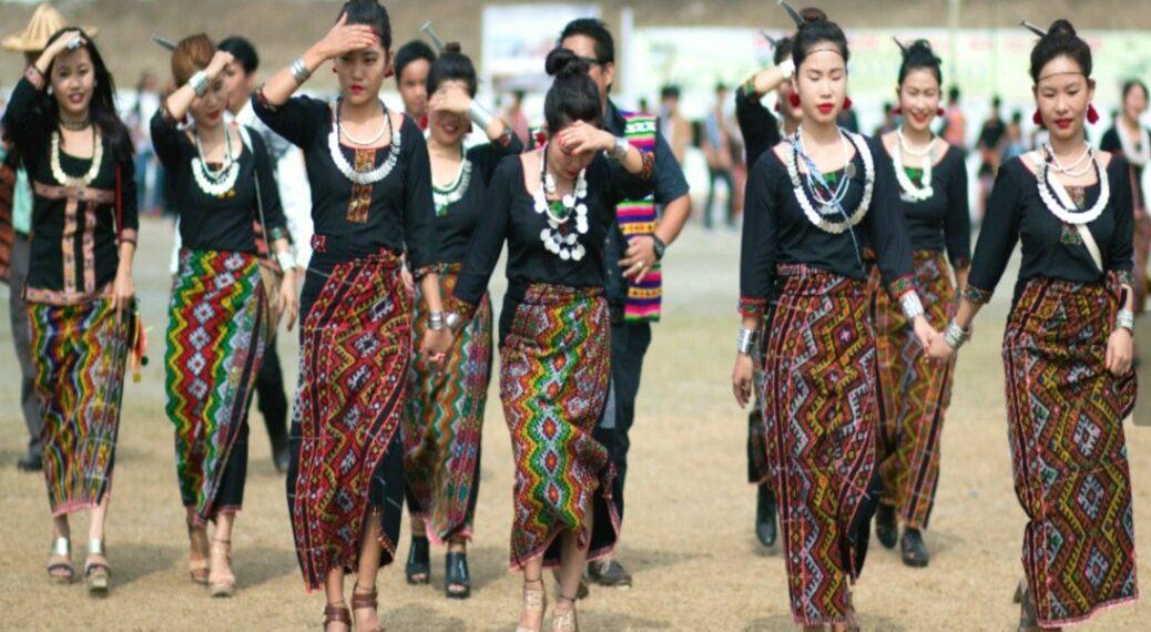 हुनरमंद हाथों का कमाल है इनके कपड़े और आभूषण