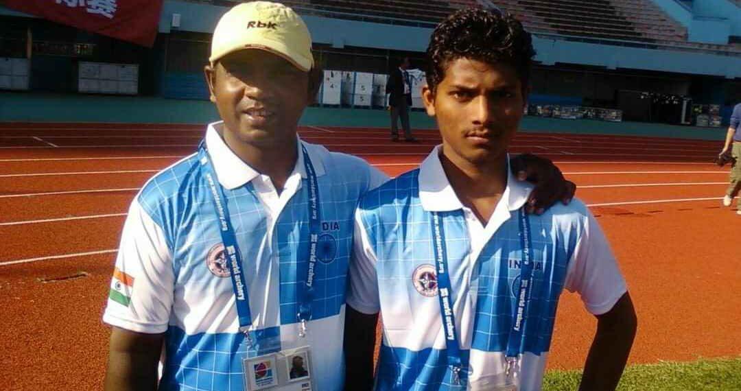 Rajesh Hansdak (left) of Modhupur in Malkangiri, Odisha,