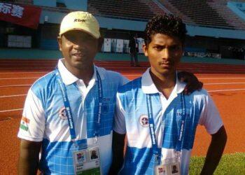 Rajesh Hansdak (left) of Modhupur in Malkangiri, Odisha,