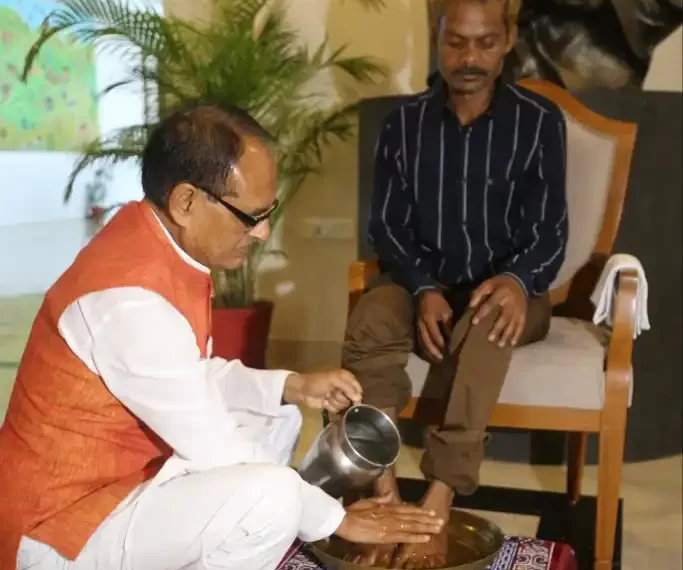 MP CM Washes Feet Of Tribal Dashmat Ravat I The Indian Tribal