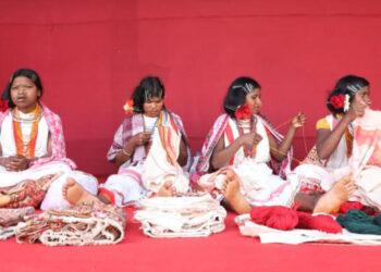 Mankidia Kondh Tribeswomen In Bhubaneswar's Adivasi Mela | कपास के कचरे से सजावटी और दैनिक उपयोग में काम में आने वाली वस्तुएं