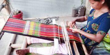 Indigenous Tribes of India | The Indian Tribal | त्रिपुरा की एक आदिवासी महिला पारंपरिक आदिवासी पोशाक रिसा बुनती हुई