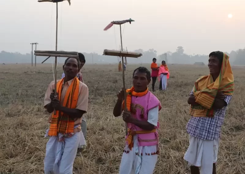 आदिवासी, अनुसूचित जनजाति | फसल के मौसम के दौरान प्रकृति के तत्वों के प्रति कृतज्ञता दिखाने के लिए तिवा समुदाय का लोक नृत्य