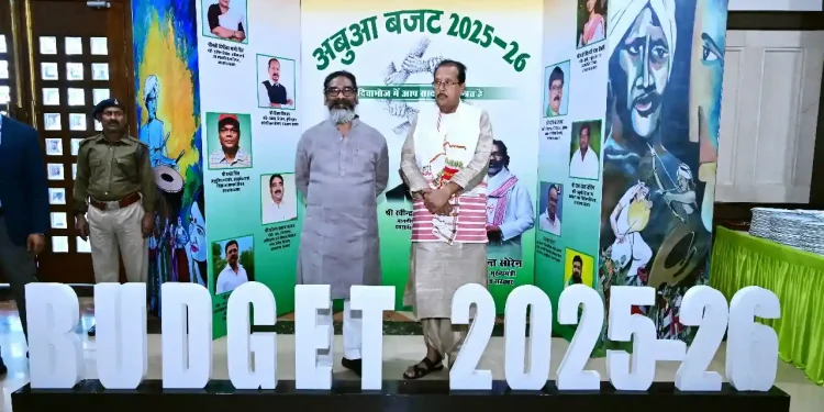 झारखंड सरकार के वित्त मंत्री राधा कृष्ण किशोर ने सोमवार को 1 लाख 45 हजार 400 करोड़ रुपये का वार्षिक बजट प्रस्तुत किया।